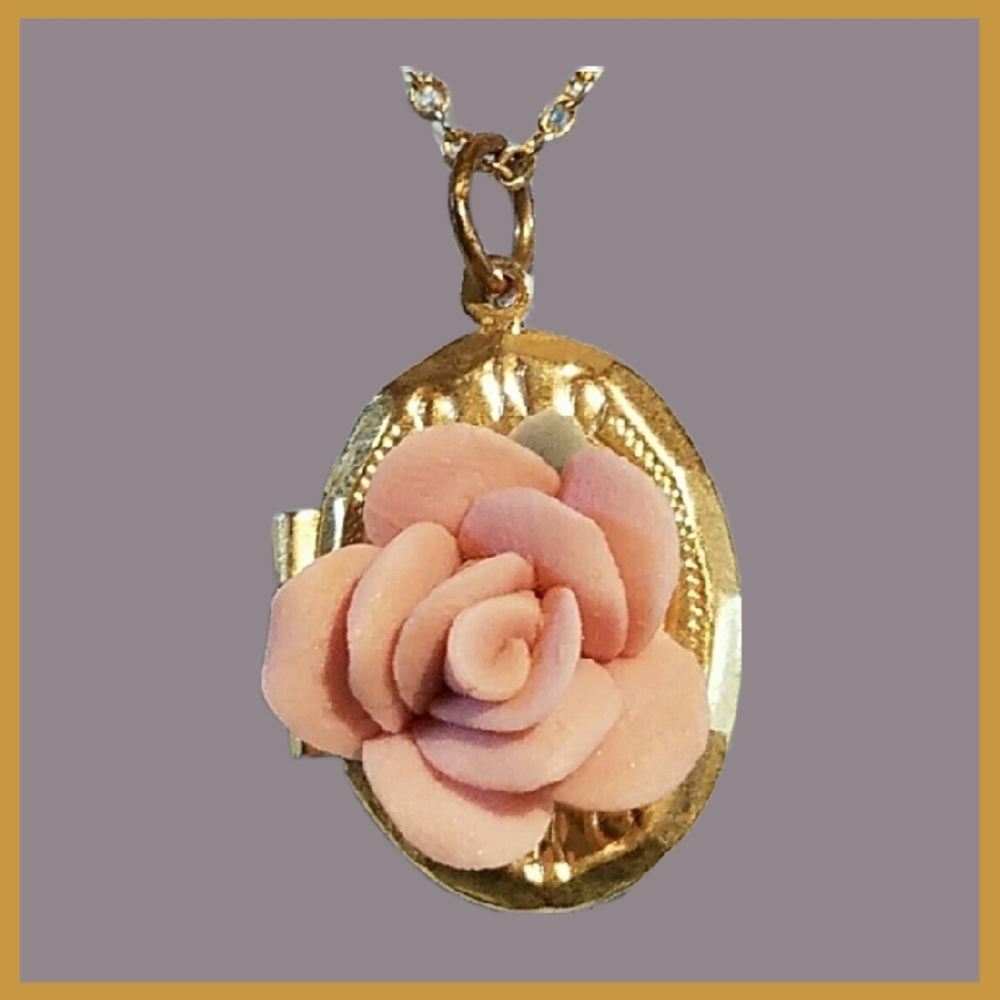 Stunning Vintage 2 Picture Goldtone & Pink Flower Locket - Picture 1 of 10